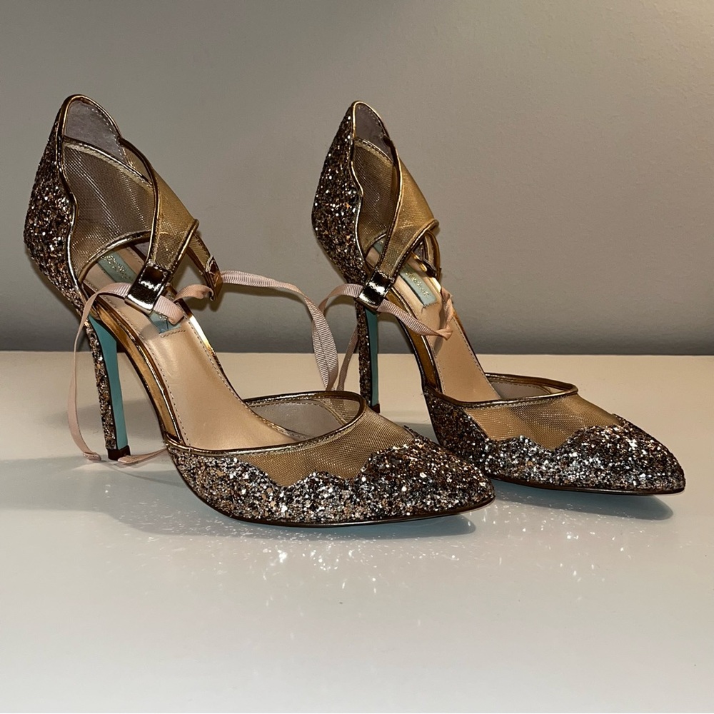 Betsey Johnson Womens Stela Pointed Toe Ankle Strap, Champagne Glitter, Size 7.5